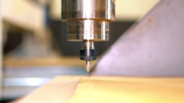 Ne zaman freze tezgahı çalışma başlatıldı. Milli çalışma yüzeyi üzerinde bir konuma sahiptir. CNC.