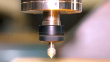 Collet eklenen bir freze kesici ile iğ. İş tamamlanması anını. Makine cnc.