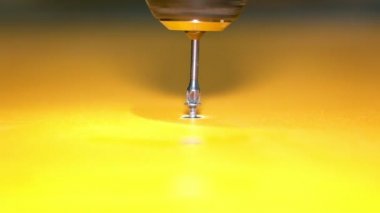 Bir el matkap bir sopa ile çalışır. Kendini vurma vidalar bir ahşap yüzey dalga, yakın çekim.