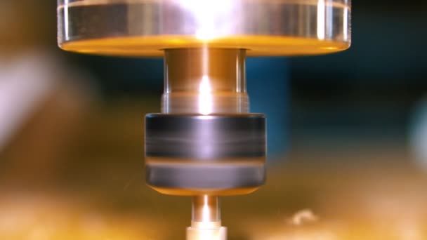 Machine with numerical program control. Close-up motion of a rotating spindle during operation. — Stock Video