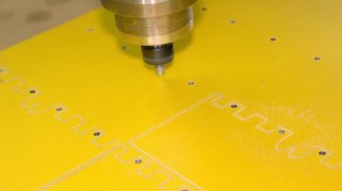 Milli bir konumda çalışma yüzeyi değiştirir ve freze devamı sağlar. CNC.