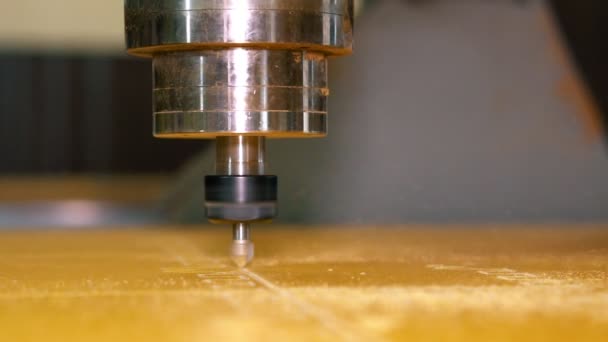 Turning and milling machine with numerical control. Engraving of a surface of a detail on the set depth. — Stock Video