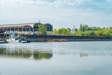 Eski iskele Nehri üzerinde. Nehir gemileri ayakta.