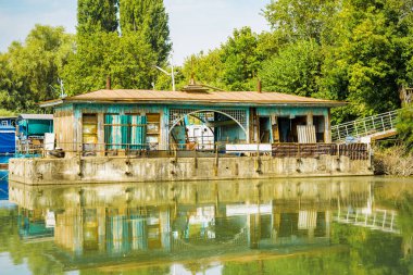 Eski terk edilmiş iskele Nehri üzerinde. Su yüzeyi üzerine düşünceler.