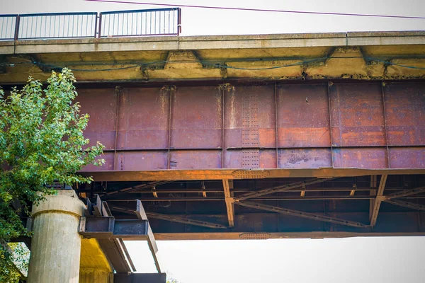 Vecchio ponte di ferro attraverso il fiume . — Foto Stock