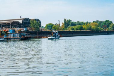 Nehirde yatak. Bir nehir gemisi nehir yatağı hareket ediyor. Kıyı manzara.