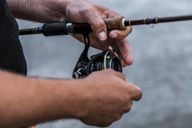 Fishermans el Close-up bir iplik bobin dönüyor.