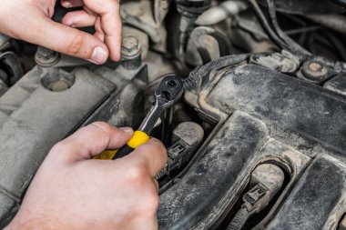 Araba tamircisi anahtar ile elleri. Araba motoru tamir.