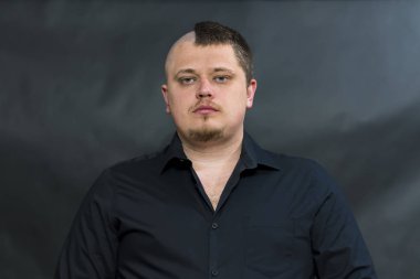 Serseri bir alt kültür olarak. Orijinal saç modeli. Cesur ve sakin.