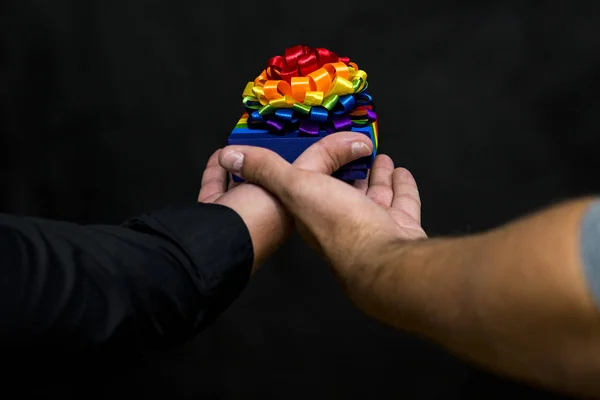 Comunidad LGBT. Unión sellada por un apretón de manos. Regalo festivo en las manos . —  Fotos de Stock