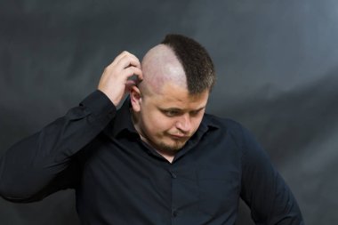 Serseri bir alt kültür olarak. El baş ve kulağın arkasına çizikler için ortaya çıkar. Ne yapacağımı bilemiyorum.