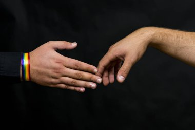 Lgbt topluluğu temsilcisi. Genç bir adam ile bir el sıkışma için eller ulaşmak.
