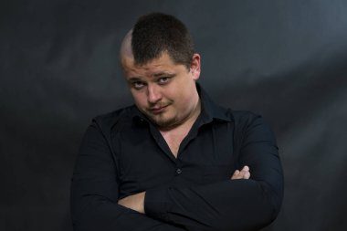 Serseri bir alt kültür olarak. Dalgın ve sorgulayıcı yüz ifadesi.