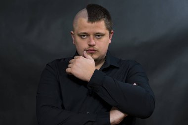 Serseri bir alt kültür olarak. Orijinal saç modeli. Bir göz altından alın. Dalgın ve ciddi.