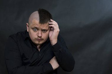 Serseri. El başına basıldı. Yüz ifadesi iç karartıcı. Bu durumdan bir yol arıyoruz. Dalgın