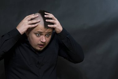 Serseri. Ellerini kafasına bastırdı. Şaşkın ve korkmuş yüz ifadesi.