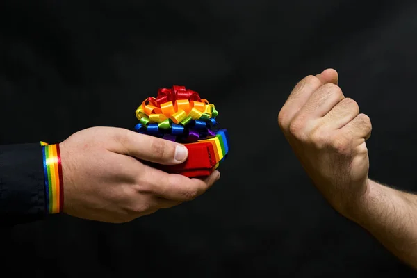 Lgbt topluluğu temsilcisi. Onun önerilen tatil hediye sembolleri ile reddedilmesi. Buna karşılık, tehdit ifade edilir. — Stok fotoğraf