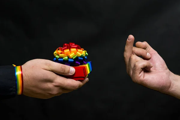 Εκπρόσωπο της Κοινότητας των ΛΟΑΤ. Άρνηση του δώρο πρόταση διακοπών με σύμβολα. — Φωτογραφία Αρχείου