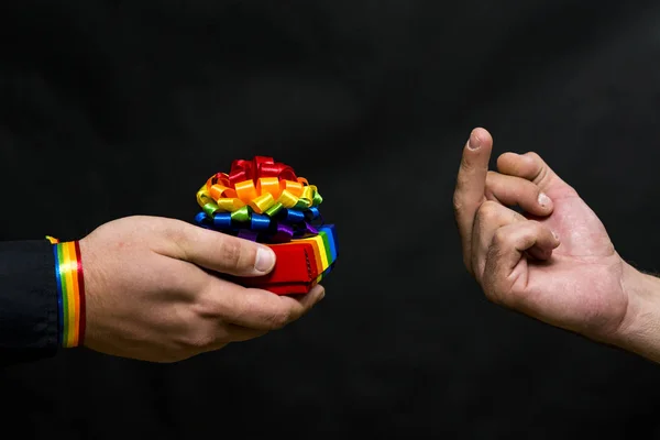 Representante de la comunidad LGBT. Rechazo de su regalo navideño propuesto con símbolos . —  Fotos de Stock