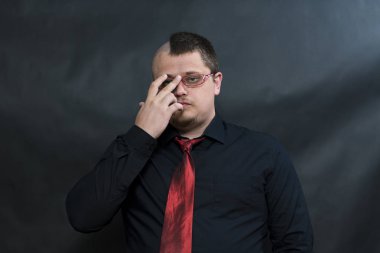 Serseri ile gözlük lens arıyorum. Ciddi bir yüzüdür. Sağ el jant gözlük tutan.