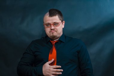 Serseri ile gözlük lens arıyorum. Ciddi ve memnun yüzüdür. Sağ eliyle kravatını kumaş dokunduğu.