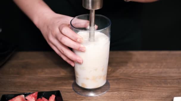 Des smoothies. Cuisiner des cocktails de fruits. Mélange d'ingrédients . — Video