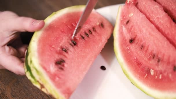 Wassermelonensaat. Entfernung mit einem Messer. — Stockvideo