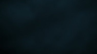 Mavi-siyah arka plan. Hareket hızı ve hareket bulanıklığı.