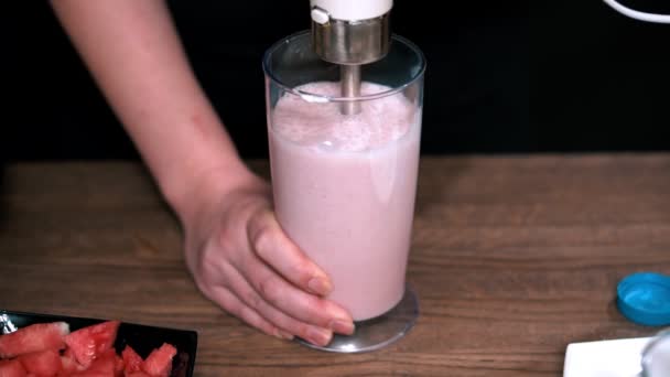 Il processo di miscelazione di una miscela di latte, gelato, banana e anguria . — Video Stock
