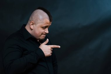 Alt kültür serseri. Iroquois. Gotlar. Genç bir adam için muhatap işaret eder. İnatçı ve sürekli duruyor.