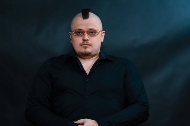 Serseri ile gözlük lens arıyorum. Ciddi ve memnun yüzüdür. Karnına geçti silah.