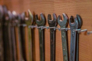 Yönetim Kurulu için araçlar. Anahtarları duvara monte.