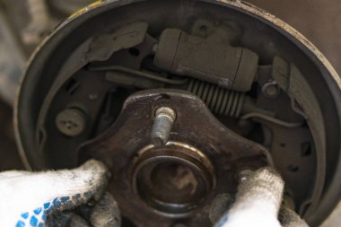 Fren balatası değiştirme. Fren disk kaldırıldı. Kılavuzları Kaliper.