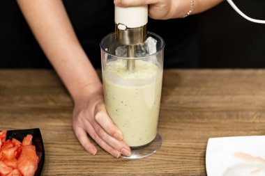 Smoothies. Meyve kokteyl yemek. Malzemeyi karıştırma. Yakın çekim.