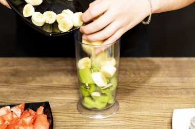 Birkaç adet kivi ve muz bir blender kap içinde koyun. Tüm bu sonra iyice karıştırılır.