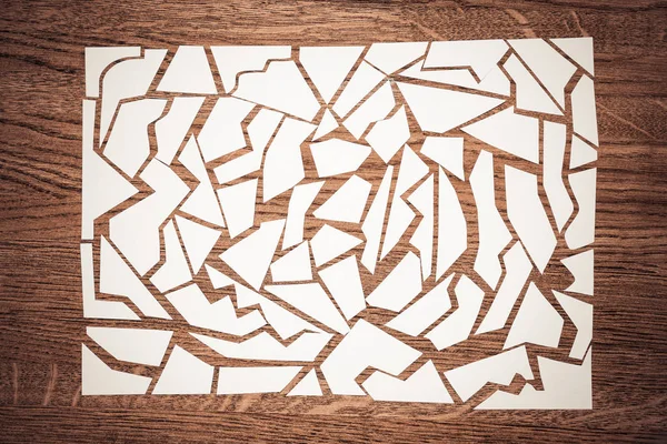 Corte pedaços de papel branco. Retângulo no fundo da mesa de madeira . — Fotografia de Stock