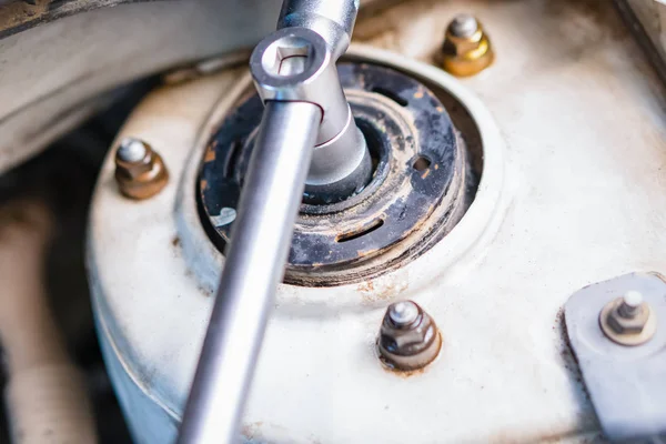 Unterstützung Absorber Auto. Schrauben Sie die Mutter vom Schaft ab, um die Stütze zu entfernen. — Stockfoto