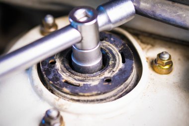 Destek emici araba. Fındık desteği kaldırmak için kök sökün.