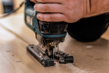 Ağaca bir elektrikli testere ile çalışan yakın çekim.