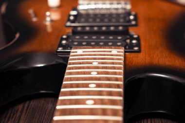Elektro gitar boyun transfer ile. Enerji titreşimlerin dizeleri elektrik sinyaline dönüştürür.