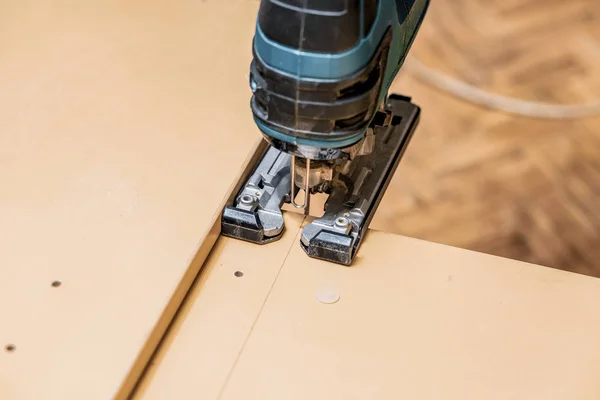 Close up of an electric jigsaw on a tree. Right view. — Stock Photo, Image