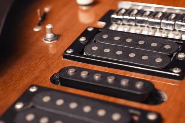 Electromagnetic pickups on the guitar. Singles and humbuckers.