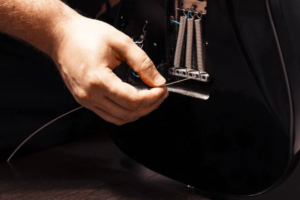 Макрозйомка пікапа для гітари. Спрінгс-затискачі і струнні . — стокове фото