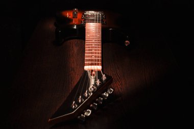 Elektro gitar altı dizeler. Ahşap masa.