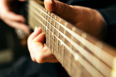 Yakın çekim klavye bir müzisyenin elinde bir elektrik gitar.