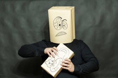 Duygu kavramı. Adam ölçülü ve yoğun ifadesidir. Bir kedi üzerinde eller sakinlik, memnuniyeti ve dostu yansıtılır.