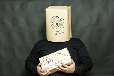 Duygu kavramı. Adam sağduyulu ve özenli yüz ifadesidir. Bir kedi üzerinde eller sakinlik, güven ve dostluk yansıtılır.