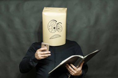 Duygu kavramı. Bir adam bir kitap okuyor. Telefon çalıyor. Sıkıntı ve merak yüz ifadesi olduğunu.