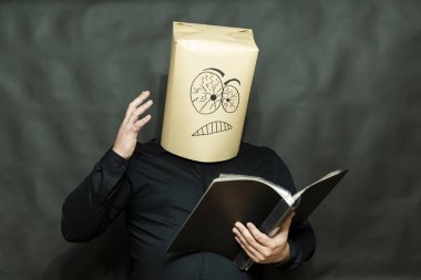 Duygu kavramı. Bir adam bir kitaba benziyor. Sağ elini kaldırdı. Sıkıntı ve hayal kırıklığı yüz ifadesi.