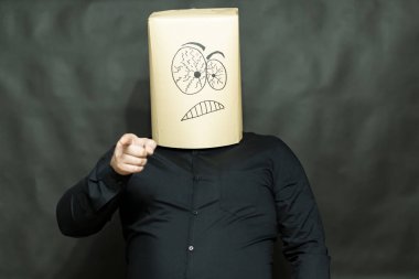 Duygu kavramı. Bir adam onun parmağını objektif işaret ediyor. Hoşnutsuzluk yüzünde.